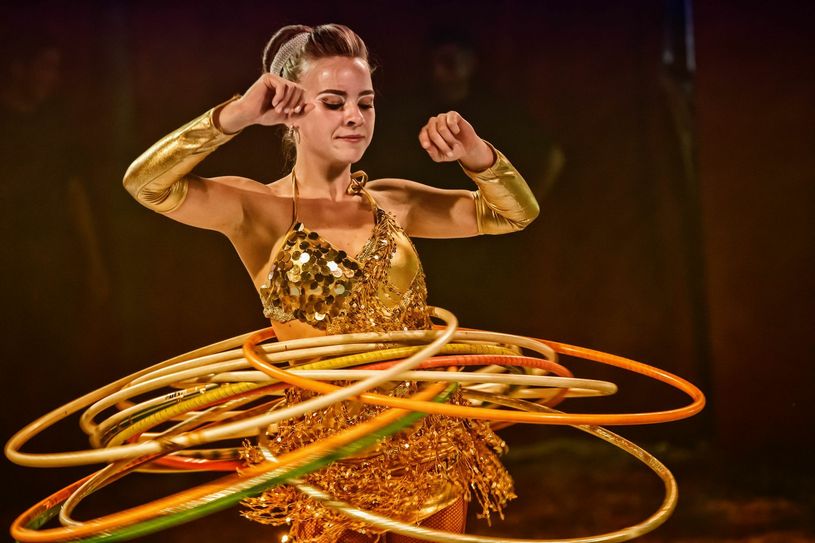 Gehört zum Programm: Hula Hoop. Foto: Circus Alexander