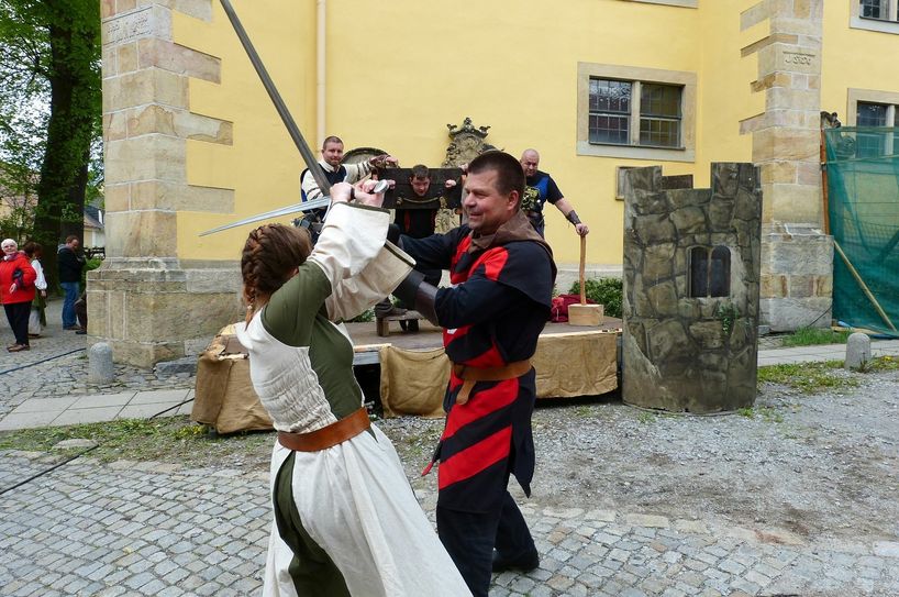 Das Schaukampfteam Oberlausitz zeigt auch in Annahütte mittelalterliche Kampfszenen. Foto: FF