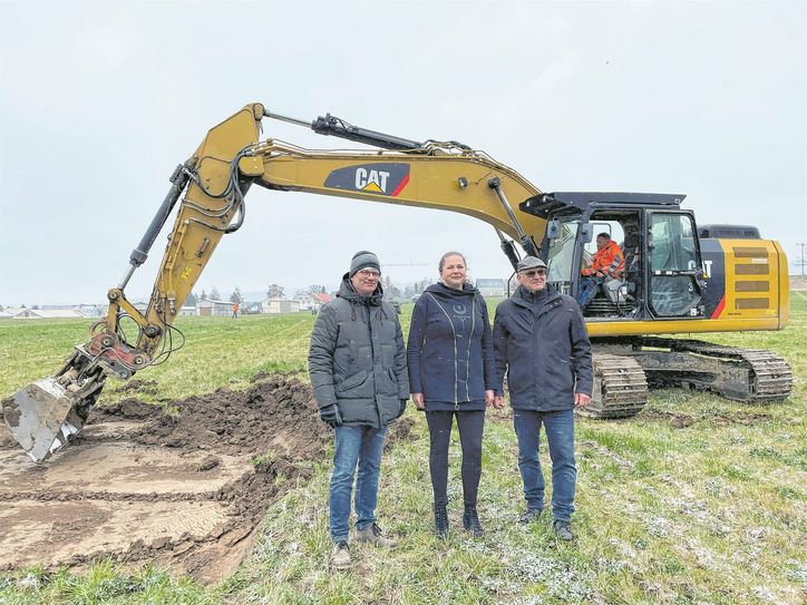 Am Bagger: Lutz Müller (Vorstand Dresdner Vorgebirgs Agrar AG), Jenny Schulz (Herdenmanagerin) &amp; Ingolf Schulze (Vorstandsvorsitzender Dresdner Vorgebirgs Agrar AG, v.l.n.r.).