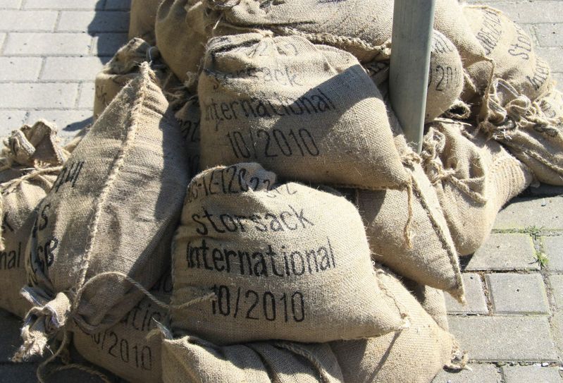 In dem neuen Lager sollen rund eine Million Sandsäcke vorgehalten werden. Symbolfoto: Archiv