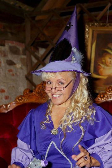 Märchenfee Lia liest für Kinder und Erwachsene.  Foto: Archiv, PR
