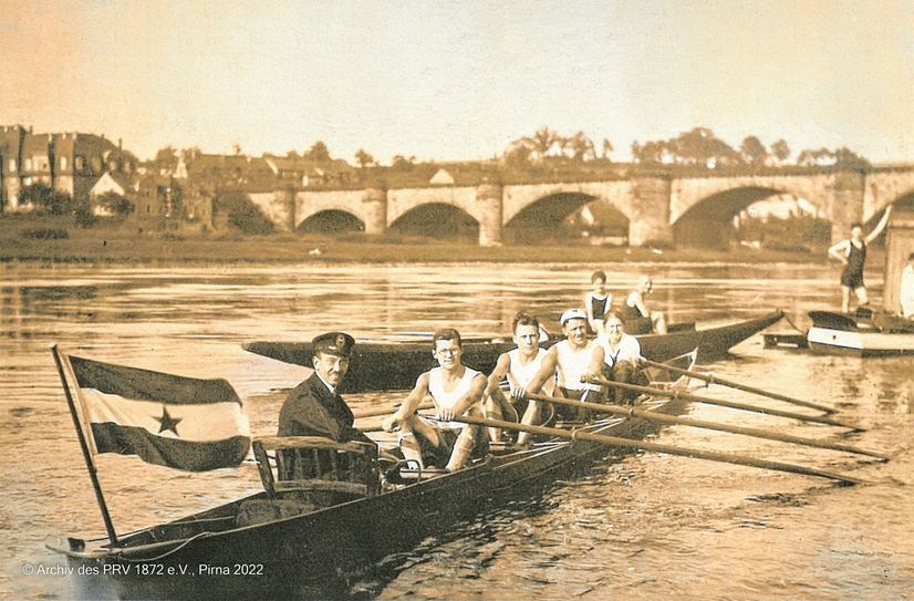 Vierer von 1921 vor der Stadtbrücke. Männer und Frauen gemischt – zur damaligen Zeit äußerst unüblich.
