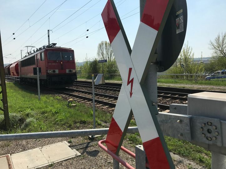Die Güterzüge fahren mit Tempo 100 durch Radebeul-Naundorf.