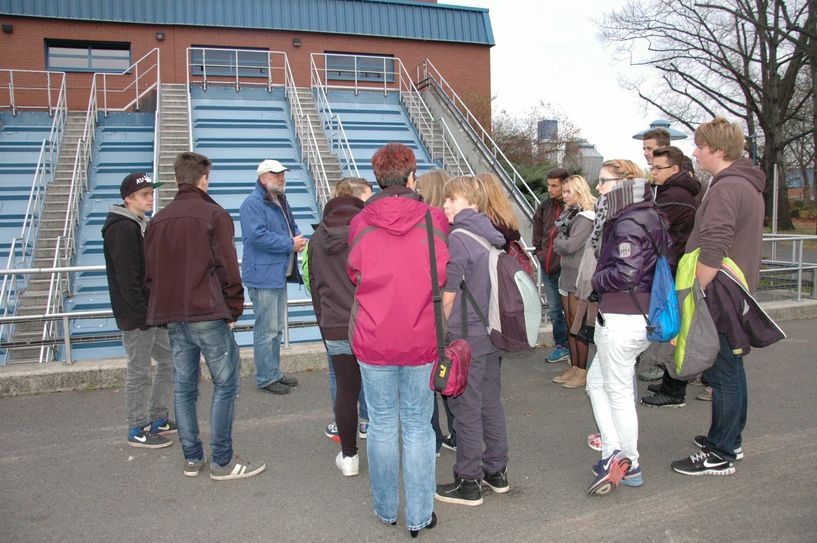 Bei einer Führung auf der Kläranlage erhielten die jungen Leute Informationen über deren Wirkungsweise. Foto: LWG