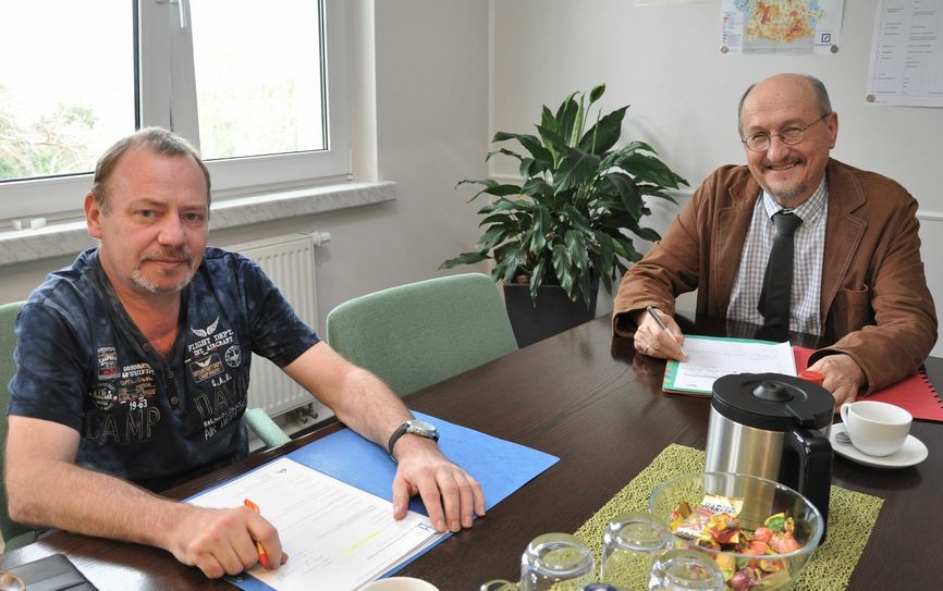 Frank Sowa, Stromspar-Check Verantwortlicher für den Standort Senftenberg und Roland Osiander, Geschäftsführer der KWG (v.l.). Foto: KWG