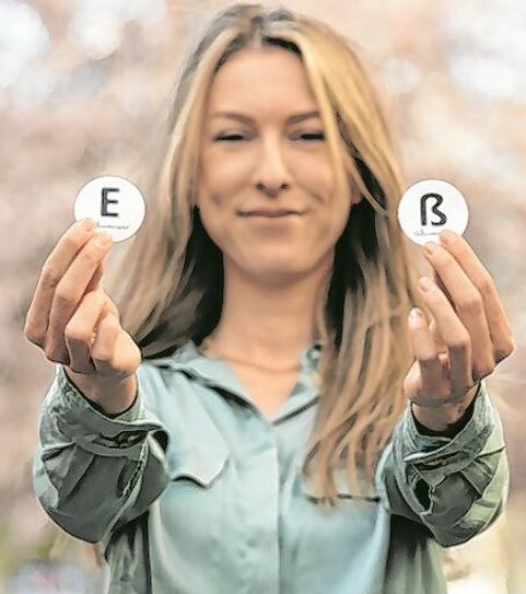 Projektteam-Mitglied Alina Herrmann (TU Dresden) mit den Buchstaben.