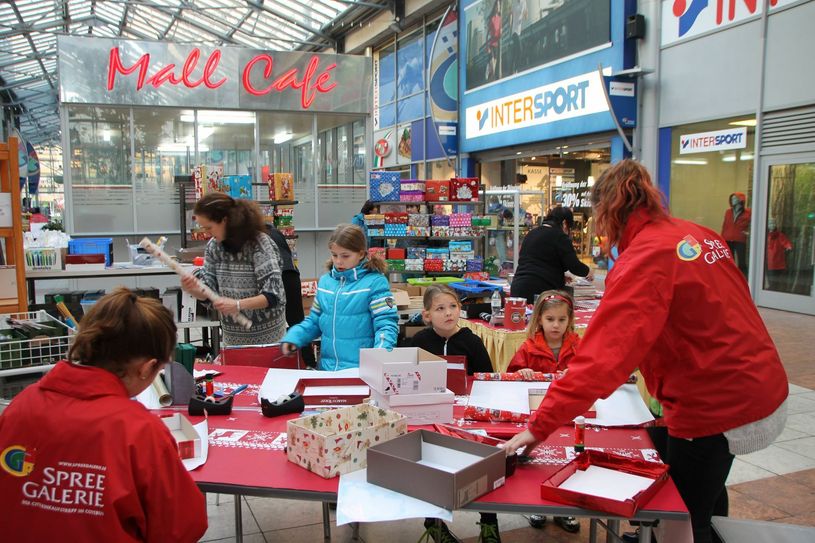 Auch die Spree Galerie beteiligte sich in diesem Jahr an der Aktion "Weihnachten im Schuhkarton". Zahlreiche Pakete wurden am 7. November in der Mall liebevoll dekoriert. Foto: Schönenberg