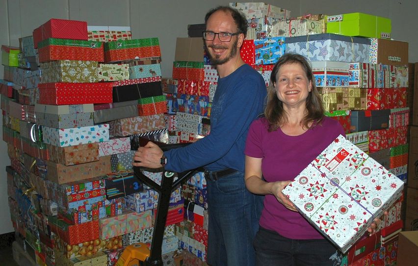 Bis 15. November konnten die Dresdner ihre Spendenpakete an einer der 60 Sammelstellen abgeben. Tino und Manuela Neubert trugen die rund 2.500 Pakete für den Weitertransport Richtung Osteuropa zusammen. Foto: Trache