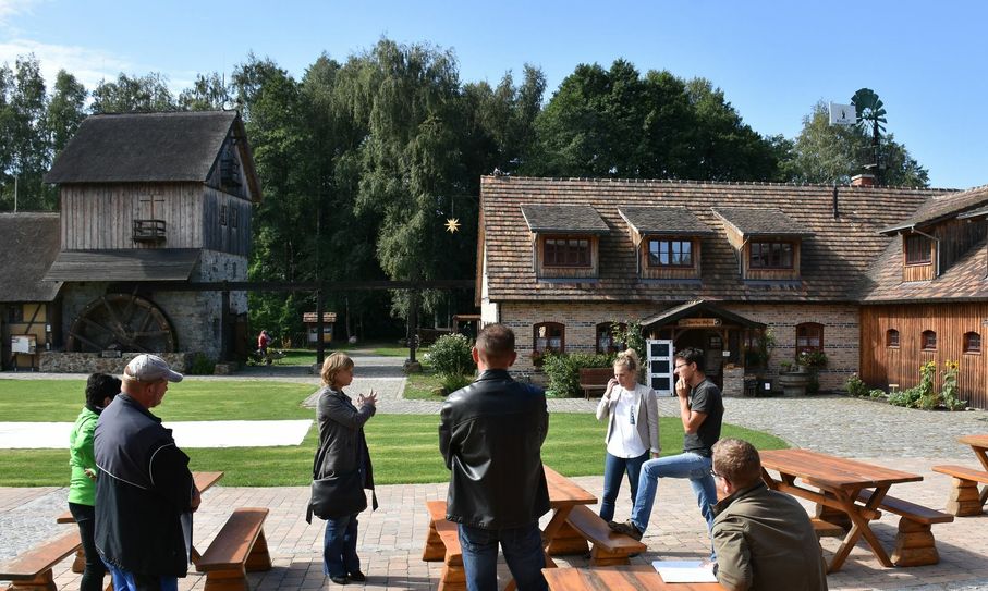 Konzentriert besprechen die Organisatoren vor Ort an der Krabatmühle noch einmal alle Besonderheiten des 1. SC-Krabat-Firmenlaufes. Foto: SC Hoyerswerda