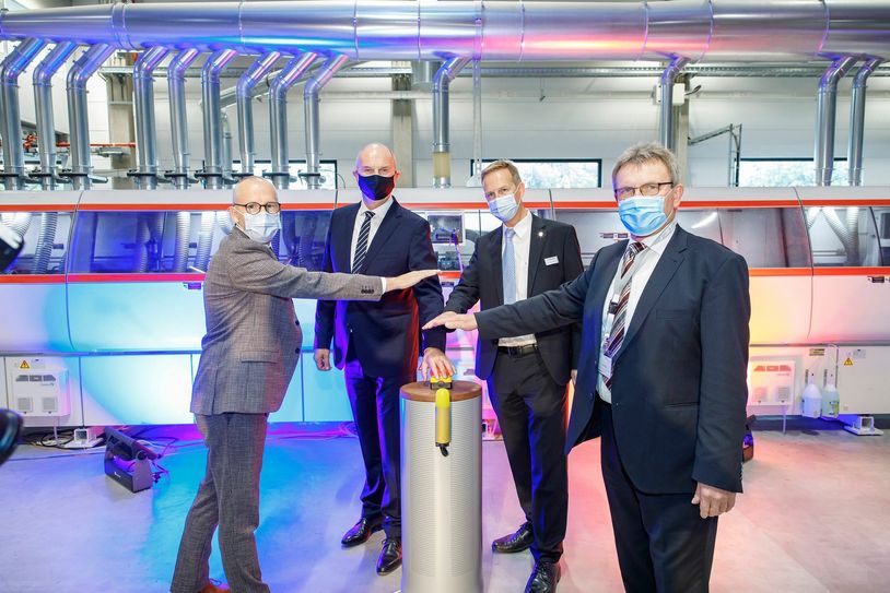 Eingeweiht: REISS Geschäftsführer Gerd Widule, Ministerpräsident Dr. Dietmar Woidke, REISS Geschäftsführer Hans-Ulrich Weishaupt und Verbandsgemeindebürgermeister Herold Quick. Foto: Urstrom/ Matthias Seifert.