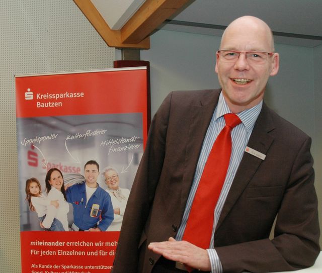 Kreissparkassen-Vorstand Dirk Albers freut sich derweil auf viele Vorschläge der WochenKurier-Leser, um zum Jahresende neun Ehrenämtler stellvertretend für viele weitere Engagierte zu würdigen. Foto: Hache