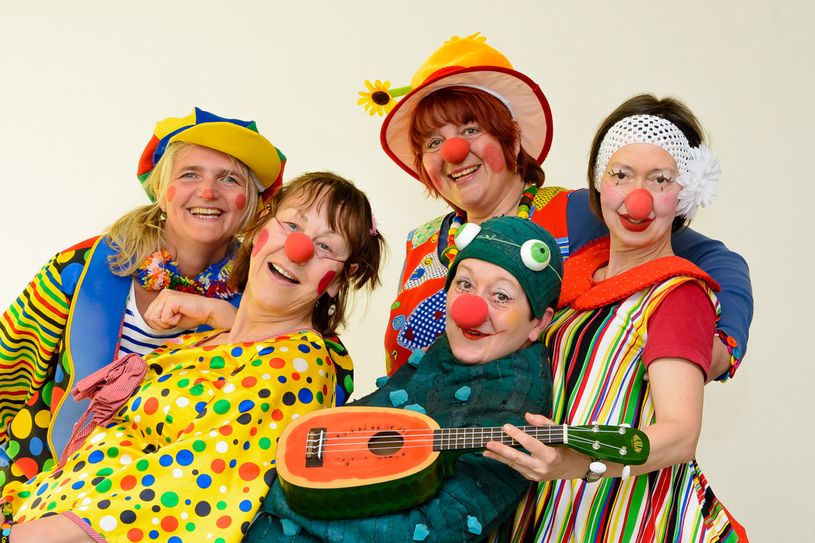 Bei der Kreissparkasse wird ehrenamtliches Engagement der Mitarbeiter sehr geschätzt – so gewann zum Beispiel Annett Bührdel (links), die mit ihrer Clownstruppe Kinder im Krankenhaus besucht, im vergangenen Jahr den erstmals ausgeschriebenen „Ehrenamtspreis für Mitarbeiter“. Das Preisgeld stiftete sie dem Verein „Oberlausitzer Kinderhilfe“. Foto: KSK