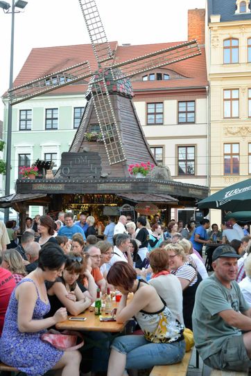 Der Altmarkt, zentraler Punkt beim Cottbuser Stadtfest. In diesem Jahr kamen rund 150.000 Menschen. Dennoch kritisieren viele die Anordnung der Stände und das Programm. Foto: Michael Helbig