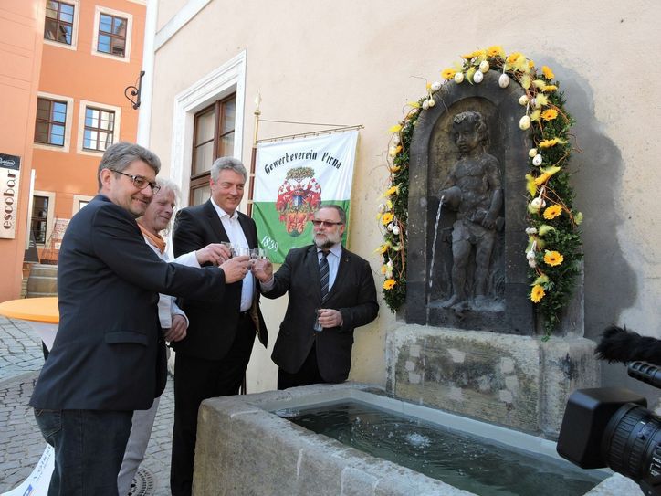 Der historische Erlpeterbrunnen, der von geheimen Quellen unterhalb des Sonnensteins gespeist wird, nach seiner Wiedereinweihung nach der Sanierung.    Foto: PR