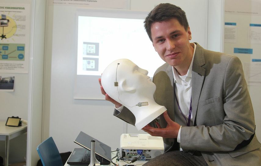Alexey Antsipkin, (18, Marie-Curie-Gymnasium Dresden): „Piezoelektrische Wandler als Energiequelle für medizinische Implantate“,