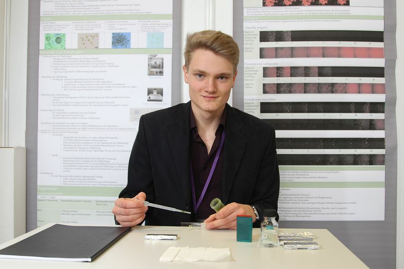 Felix Römisch (18, Martin-Andersen-Nexö-Gymnasium Dresden): „Die Immobilisierung von Grünalgen in einer Alginat/SiO2-Matrix für die Anwendung als Biosensor“,