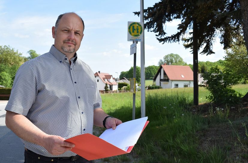 Der Bürgermeister Alexander Fischer möchte in diesem Jahr fünf weitere Bushaltestellen barrierefrei umbauen lassen.