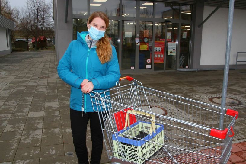 Isabel Thaler, Koordinatorin des Mehrgenerationenhauses »Alleestraße 88« will mit ehrenamtlich engagierten Helfern den Alltag ihrer Mitmenschen etwas einfacher machen. So soll der Einkaufsservice für Risikogruppen oder Alleinlebende ohne Unterstützung jetzt auf ganz Riesa ausgeweitet werden. Foto: Farrar