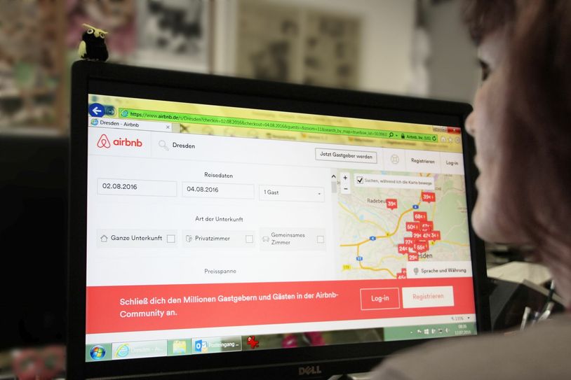 Plattformen wie AirBnB wollen eigentlich Touristen mit kleinem Geldbeutel und Privatleute mit freier Übernachtungsmöglichkeit zusammenbringen. Hintergrund ist die Idee des "Couchsurfing". Inzwischen nutzen auch Betreiber von Ferienwohnungen und Pensionen solche Vermittlungsplattformen, so dass nicht eindeutig klar ist, wie viele freie Privatbetten in Wohnungen tatsächlich auf dem Markt sind. Foto: Schramm