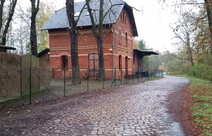 Der Weg am ehemaligen Bahnhof in Groß Kölzig wird in den kommenden Tagen asphaltiert, damit Radfahrer hier künftig besser unterwegs sind.