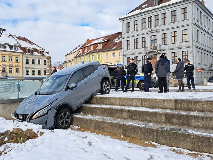 Das gestohlene Auto kam letztendlich vor historischen Grundmauern auf dem Marktplatz zum Stehen.