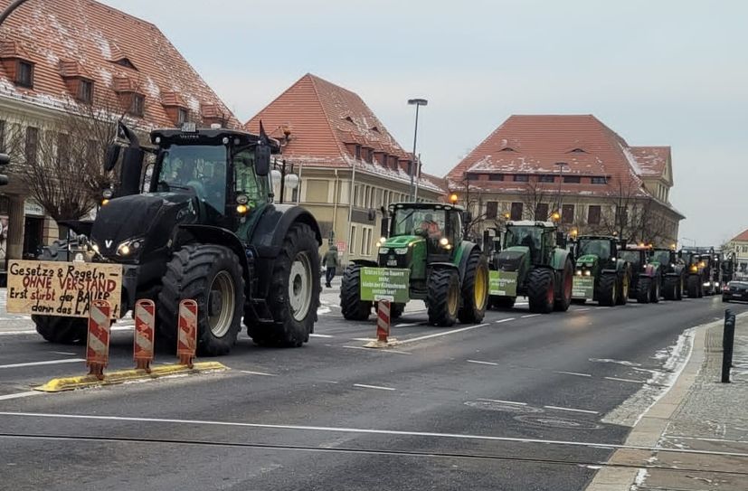 Die Bauernproteste, hier ein Traktor- und Autokorso am 8. Januar in Görlitz, laufen seit vielen Wochen. Der Deutsche Bauernverband hatte sich vor einer Aktionswoche im Januar von Extremismus distanziert. So hieß es etwa in einem Statement auf X (früher Twitter): »Der Deutsche Bauernverband distanziert sich aufs Schärfste von Schwachköpfen mit Umsturzfantasien, Radikalen sowie anderen extremen Randgruppen und Spinnern, die unsere Aktionswoche kapern und unseren Protest für ihre Anliegen vereinnahmen wollen.«