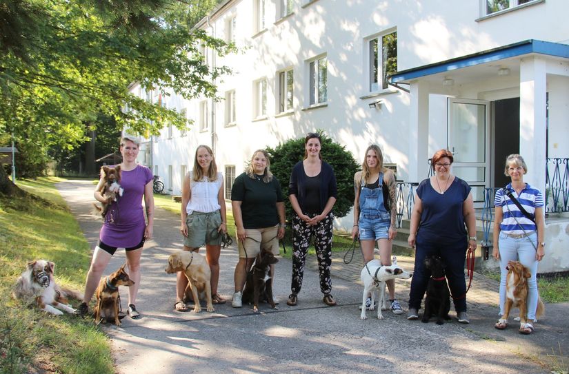 Das sind Teilnehmer, Dozenten und Partner der Hundeschule CaniCampus, die von Monika Richter (Bildmitte) geleitet wird. Ihre angebotene Ausbildung zum Therapiehelfer findet teilweise im MGH statt.
