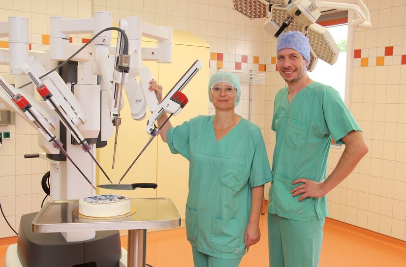 Chefärtzin Anka Baldauf-Twelker und Chefarzt Jakob Dobroschke beim Einzug des DaVinci.