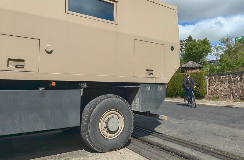 Zugegeben eine eher ungewöhnliche Situation - aber die Anwohner müssen sich mit einer Fahrradstraße umstellen.