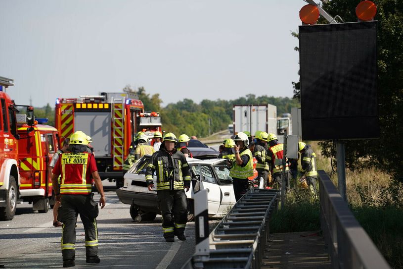 Dutzende Einsatzkräfte sind im Einsatz gewesen, um die verletzten Personen aus den Fahrzeugen zu befreien.
