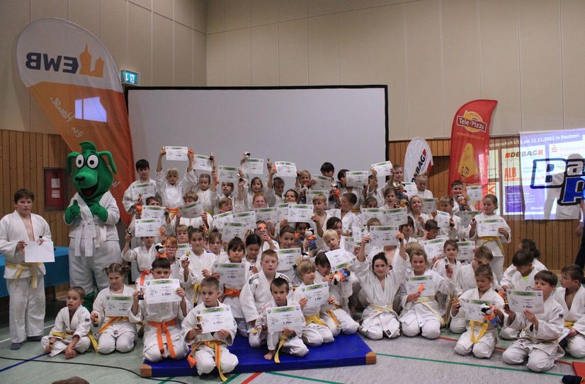 Die jungen Judo-Sportler sind stolz auf ihre Platzierungen.
