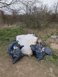 Mittlerweile verteilt sich der Unrat im Gelände.