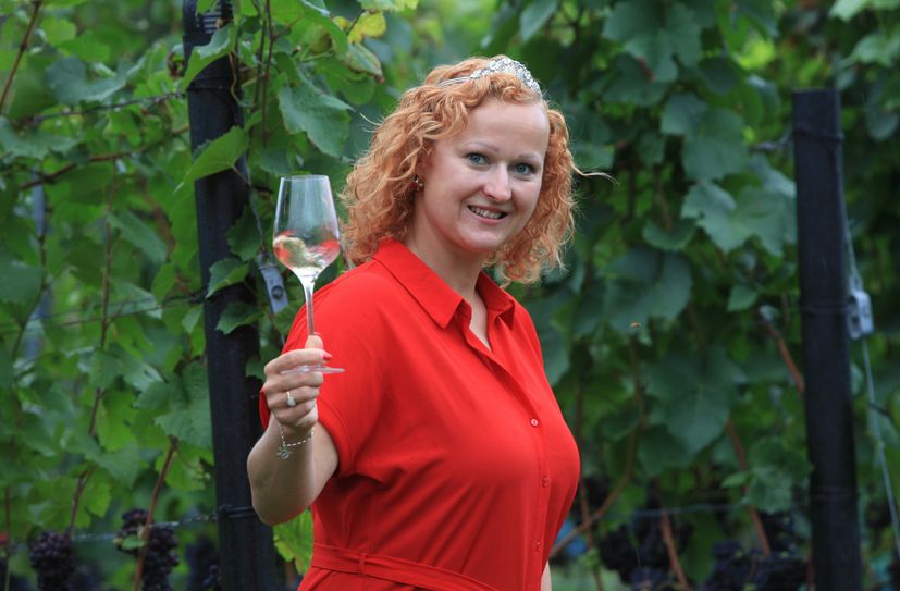 Weinprinzessin Sabine Leonhardt gibt sich bei der Eröffnung die Ehre.