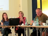 Nancy Neumann und Melanie Philipp vom Dresdner Heidebogen e.V. hören den Vortrag vom Kreiswegemeister des Landkreises Bautzen, Jens Fanselow.
Foto: Matthias Stark