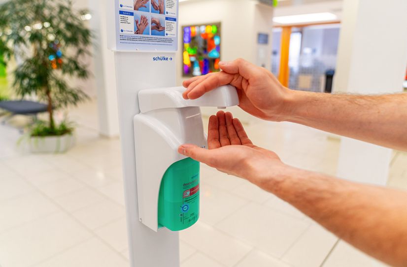 Eine regelmäßige und gründliche Händedesinfektion ist im klinischen Alltag unabdingbar.