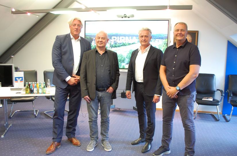 Volksbank-Vorstandsvorsitzender Hauke Haensel, ecostra-Geschäftsführer Joachim Will, Projektini-tiator Henryk Vogel und SEP-Geschäftsführer Christian Flörke (v.l.n.r.) haben die Vision von der »Outlet City Pirna«.