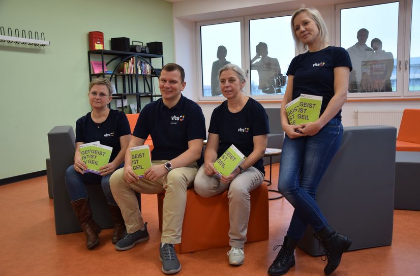 Ute Grun, Thomas Gräfe-Dörr, Karla Kümmig und Julia Uebigau (v.l.) stellen die neuen VHS-Angebote vor.