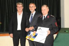 Dohnas Bürgermeister Ralf Müller (li.) zeichnet in Anwesenheit von Innenminister Armin Schuster Wehrleiter Michael Klötzer (re.) mit dem Ehrenamtspreis der Stadt Dohna aus.