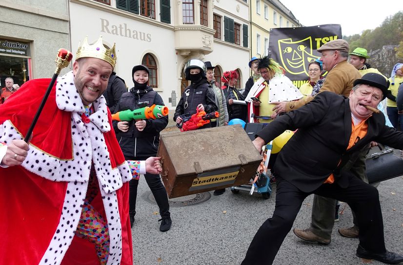 Bürgermeister Sven Gleißberg (li.) war beim närrischen Treiben in Glashütte ganz vorn mit dabei.