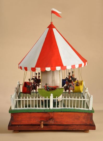 Spielzeugkarussell, Holz, bemalt, zum mechanischen Betrieb mit Handkurbel, 1880.