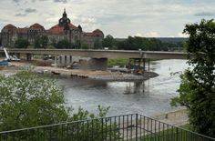 Die Arbeiten am Mittelteil sollen zehn Wochen andauern. Solange bleibt die Elbe in diesem Bereich für die Schifffahrt gesperrt. Im Anschluss folgen die Abbrucharbeiten über dem Terrassenufer und auf der Neustädter Seite.