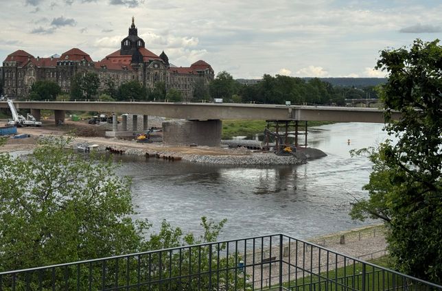 Die Arbeiten am Mittelteil sollen zehn Wochen andauern. Solange bleibt die Elbe in diesem Bereich für die Schifffahrt gesperrt. Im Anschluss folgen die Abbrucharbeiten über dem Terrassenufer und auf der Neustädter Seite.