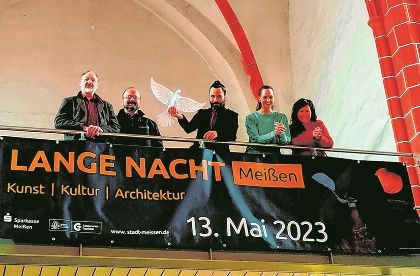 Stellten zum Vorverkaufsstart das Programm für die Lange Nacht vor: Steffen Förster vom Stadtmuseum Meißen; Falk Dießner, Museologe der Albrechtsburg; der Künstler Emilio Fornieles, die Meißner Kulturreferentin Sara Engelmann und Christina Czach, Leiterin der Tourist-Information Meißen.