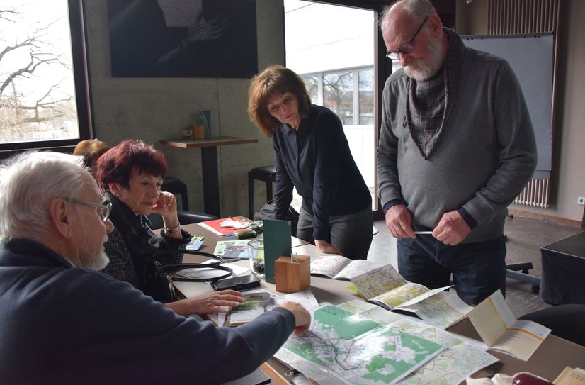 Auf einem Stadtplan tragen die Vereinsvertreter die verschiedenen Radtouren und Stadtführungen zusammen, die durch Hoyerswerda führen.