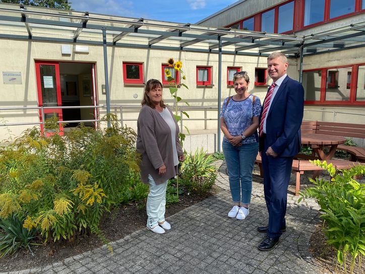 OSL-Landrat Siegurd Heinze besucht aktuell im Rahmen seiner Schultour alle Schulen in Trägerschaft des Landkreises. Hierzu zählen die Förderschulen, die Gymnasien und das OSL Lausitz mit seinen Standorten. Den Auftakt machte die Förderschule Hand in Hand in Senftenberg. Hier tauschte er sich gemeinsam mit Helga Schüler vom Schulverwaltungs- und Kulturamt der Kreisverwaltung mit Schulleiterin Carola Naumburg (li.) aus, unter anderem zum geplanten Neubau der Schule.