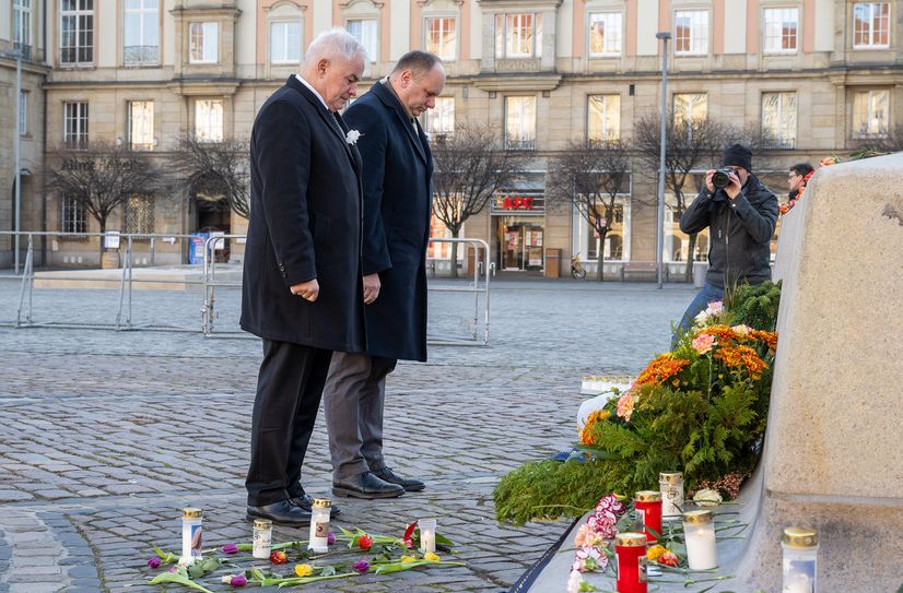 Alljährlich wurde an der Inschrift der Toten der Bombenangriffe gedacht.