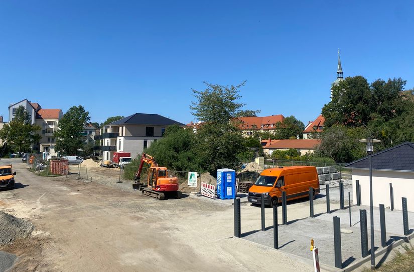 Parallel zur Fertigstellung des ersten Mehrfamilienhauses laufen jetzt auch die Arbeiten am Außengelände des neuen Wohnparks.