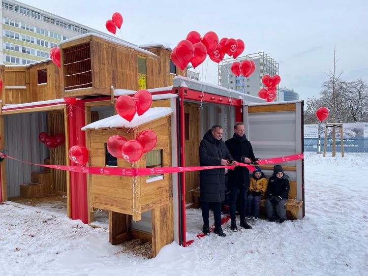 Der mobilen Spielplatz in der Stadtpromenade wurde von OB Tobias Schick und dem Geschäftsführer der Gebäudewirtschaft Cottbus GmbH, Dr. Sebastian Herke an die Kinder der Stadt Cottbus übergeben.