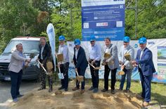 Achtfacher Spatenstich für eine neue Wasserfernleitung von Lauchhammer nach Schipkau mit unter anderem WAL-Verbandsvorsteher Christoph Maschek (3.v.re.), Lauchhammers Bürgermeister Mirko Buhr (re.) und OSL-Dezernent Alexander Erbert (2.v.re.).