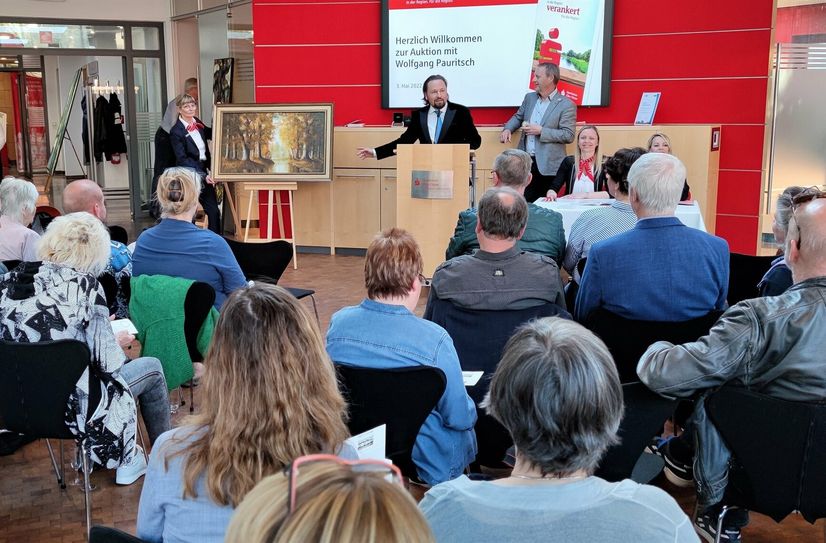 Die Kunstauktion der Sparkasse mit Auktionator Wolfgang Pauritsch war ein Gewinn - vor allem für die Tiere im Tierpark Finsterwalde.